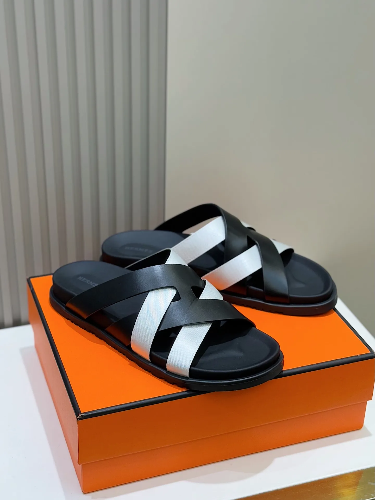 p300💰Men's Shoes Hermes Men's Kazimir Slippers - Top quality woven calfskin functional sandals with an intertwined upper inspired by the "H" iconic pattern to create a casual look, perfect for summer. Imported cowhide + cowhide lining + rubber outsole Size: 39-44 (customized at 38.45.46)